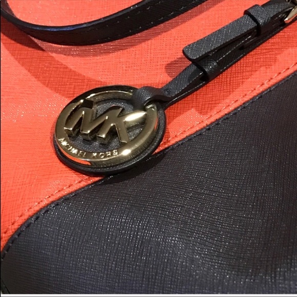 Michael Kors Large Jet Set Tote - Picture 4 of 5